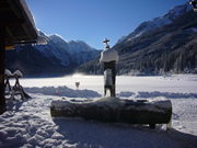 Vereister Brunnen am Jägersee in Kleinarl im Salzburger Land